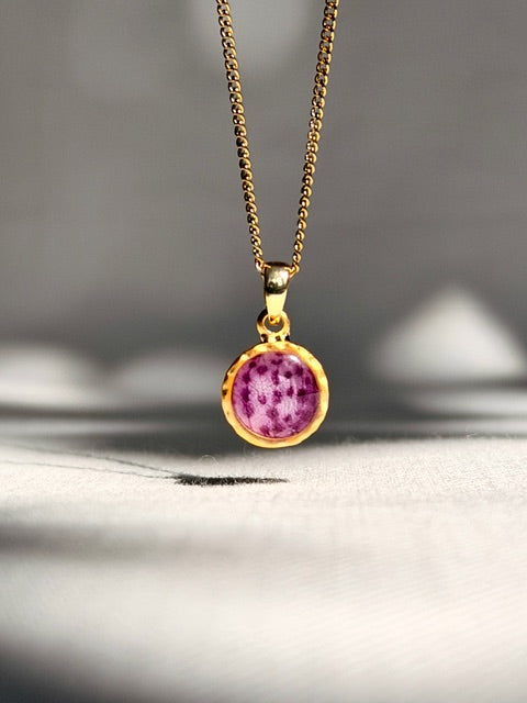 botanisch gouden rond hangertje echte paarse orchidee 22k verguld 10mm BeLeaf Art