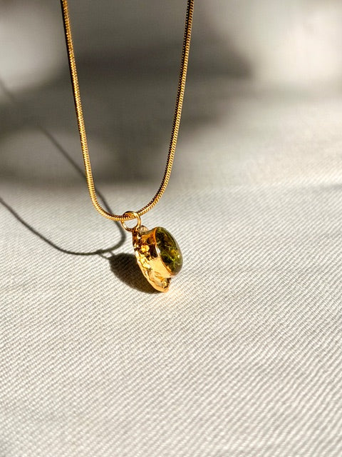botanische goudkleurige hanger met echte mossen in organisch rond ontwerp van beleaf art 22k verguld