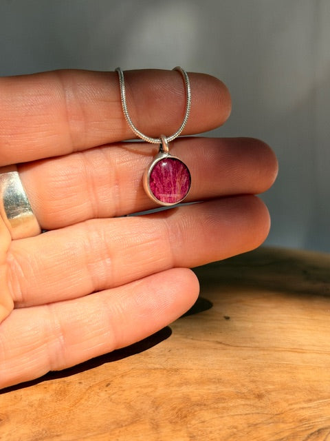 Botanische ronde zilveren hanger met echt rozenblad in diep roze BeLeaf Art