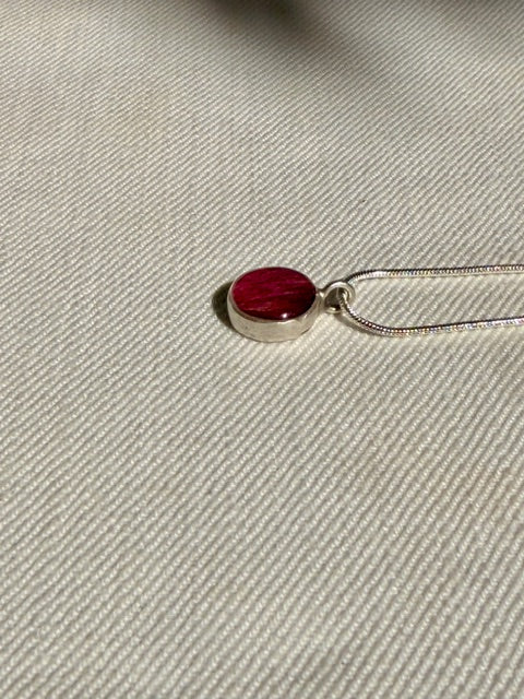 Ronde zilveren hanger met echt rozenblad in diep roze BeLeaf Art close up