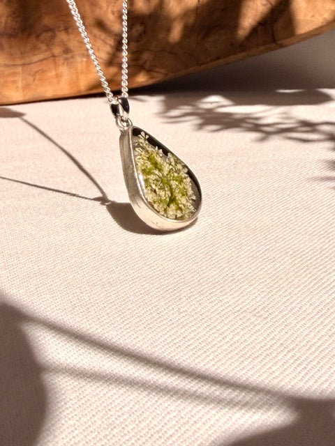 Druppelhanger met schermbloem - verzilverd