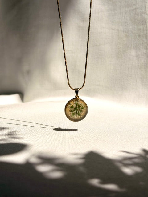 Natuursieraad met fijne witte schermbloem van BeLeaf Art