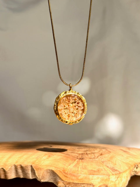 Gouden hanger met echte bruidssluier bloem