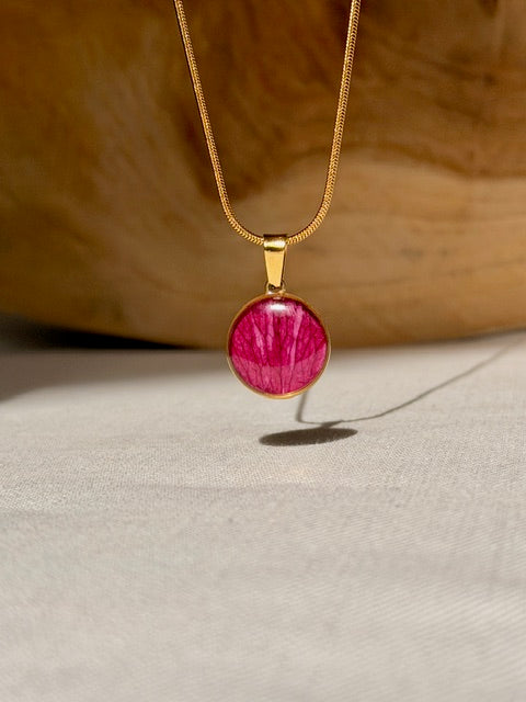 gold plated botanische ketting met roze rozenblad hanger in kunsthars van BeLeaf Art