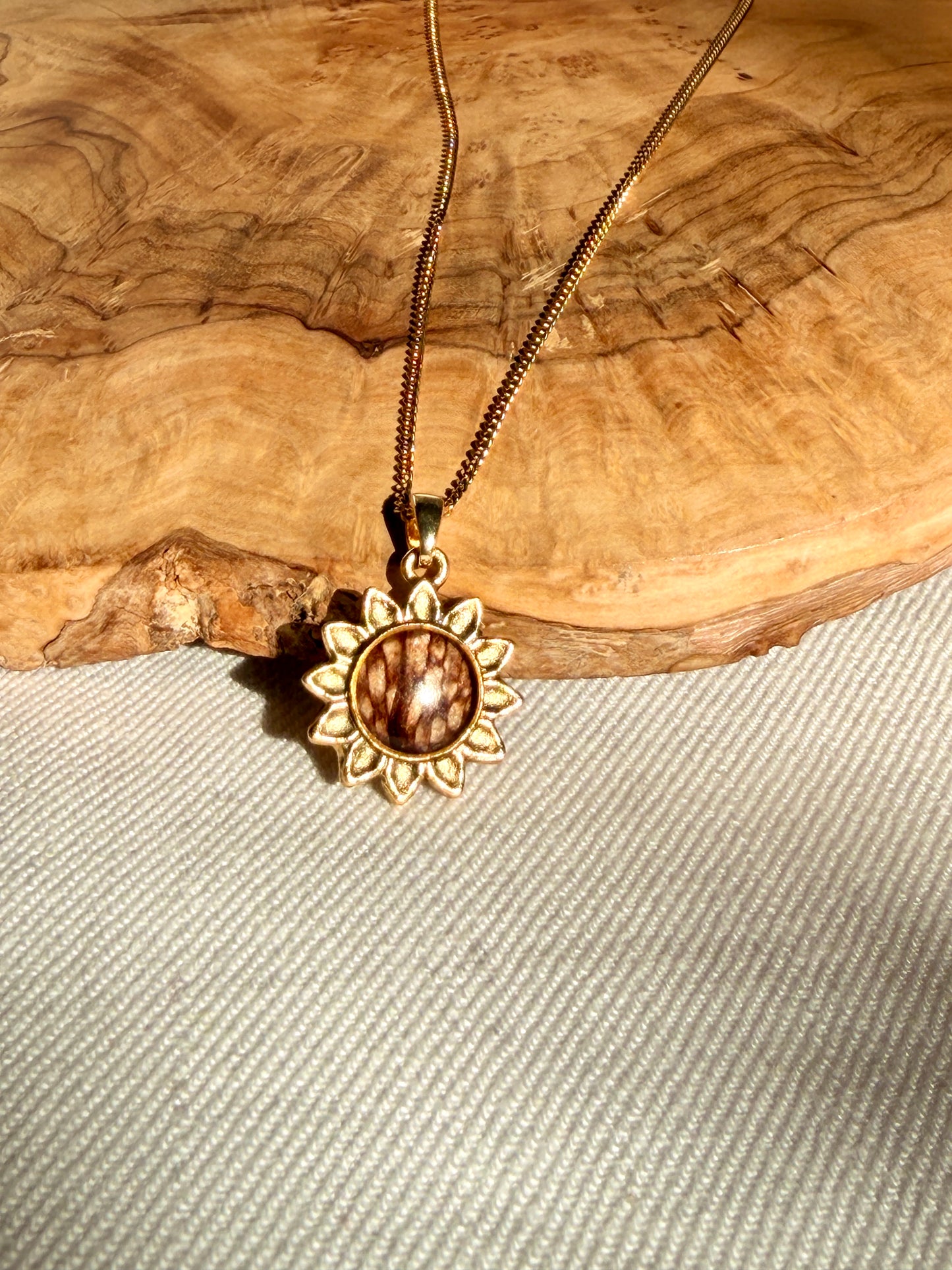 Botanische hanger goud bloemvorm met echte bloem