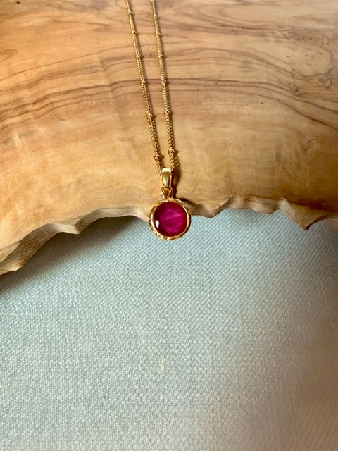 ronde gouden hanger met roze rozenblad detail van Beleaf Art