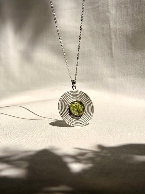 Grote zilveren statement hanger met echte schermbloem van BeLeaf Art