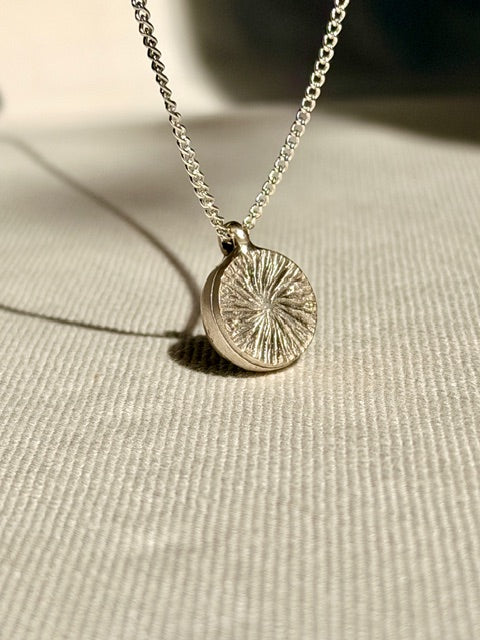 achterkant zilveren hanger met detail van witte schermbloem van BeLeaf Art