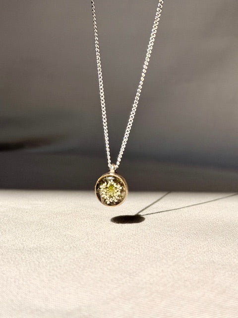 zilveren ketting met detail van witte schermbloem van BeLeaf Art