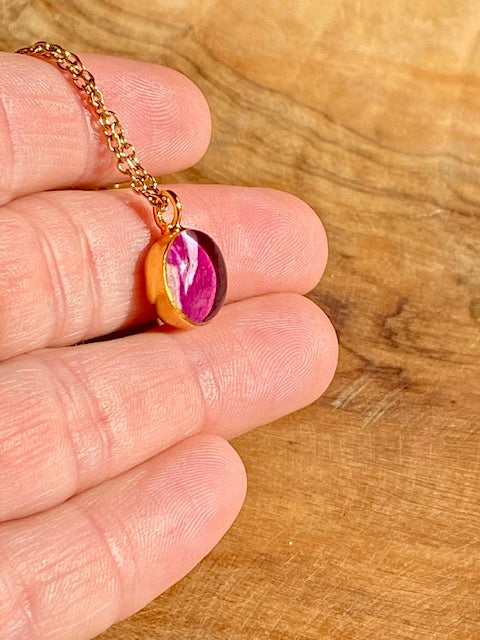 Gold plated (18k op brass) rond hangertje met geboortebloem roos.