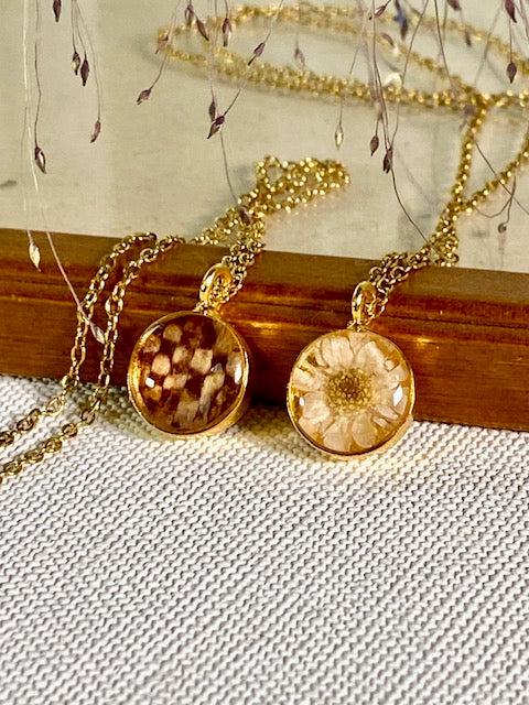kievitsbloem in brass hanger