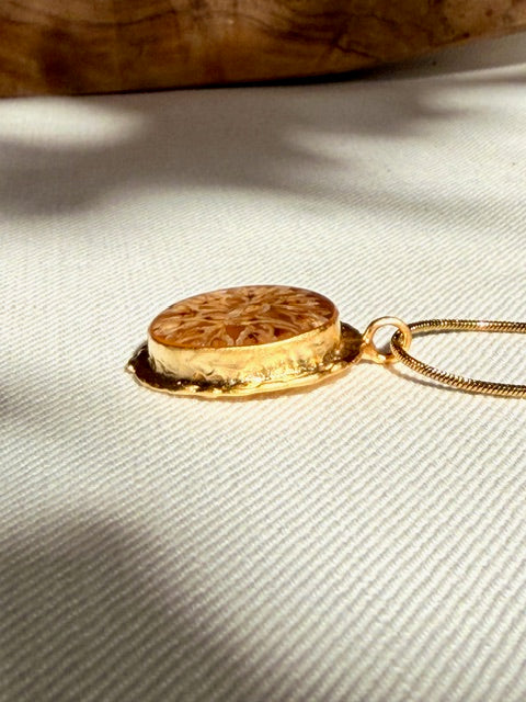 ronde-gouden botanische hanger met echte bruidssluier bloem BeLeaf Art
