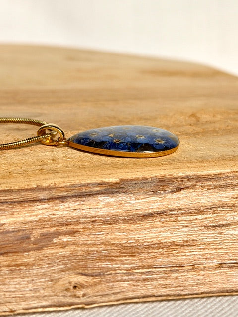 Gouden druppelhanger met blauwe vergeet-me-nietjes