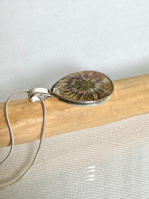 Zilverkleurige druppelhanger met echte witte klaverbloem