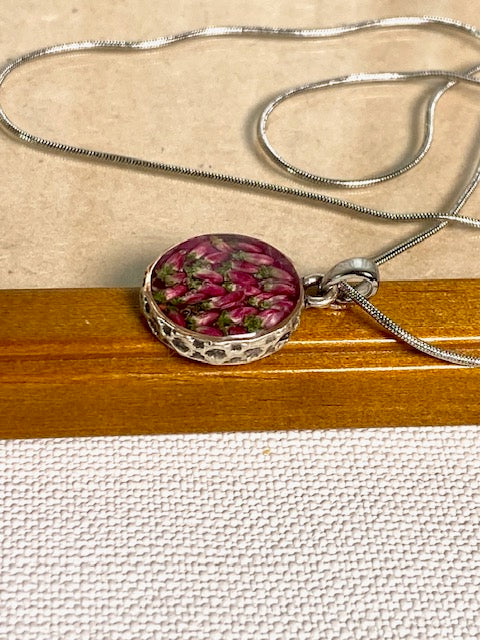 verzilverde hanger met heide.