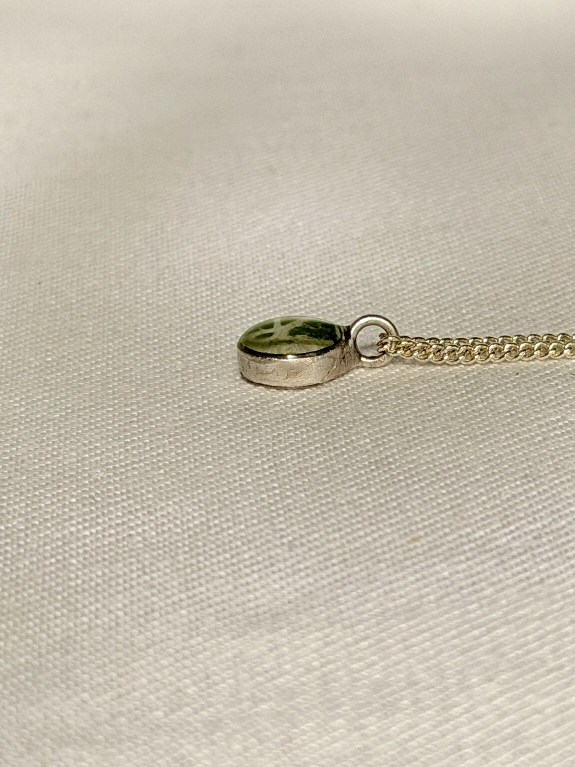 Detail van verzilverd brass hanger met lichte nerven van Fittonia