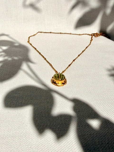 Gouden botanische hanger met groen bladpatroon en lichte nerven van Fittonia