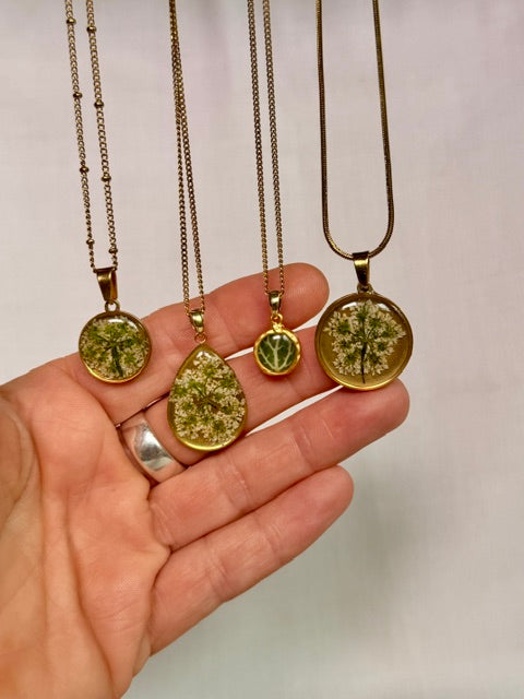 Goudkleurige druppelhanger met schermbloem | 18k gold plated