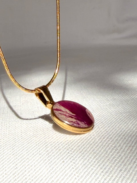 Botanische hanger goud met echt rozenblad in donker en licht roze van BeLeaf Art