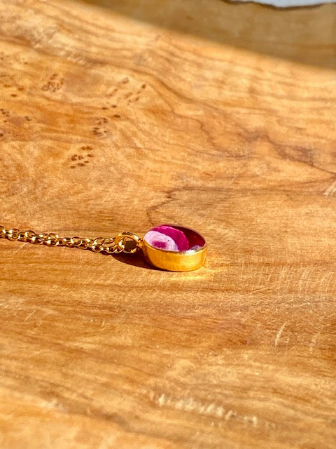 Gold plated (18k op brass) rond hangertje met geboortebloem roos.