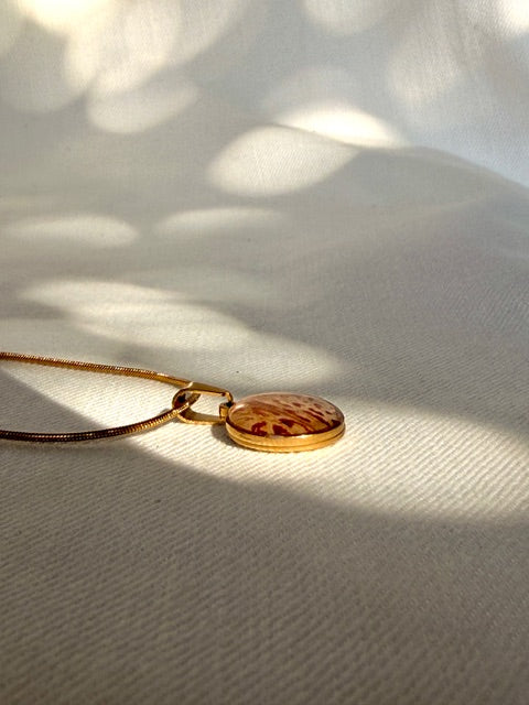 Ronde gold plated hanger met detail van azalea bloem BeLeaf Art
