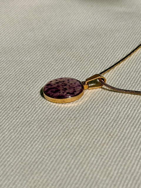 Ronde gold plated hanger met echte orchidee in hars resin