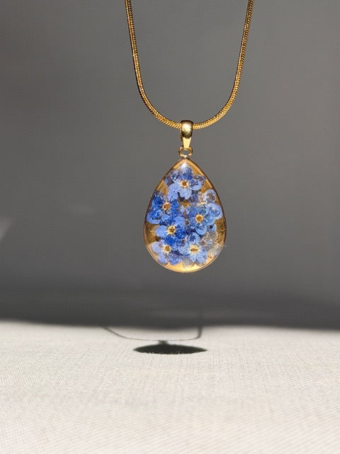 Gouden druppelhanger met echte blauwe vergeet-me-nietjes in resin, epoxyhars van BeLeaf Art