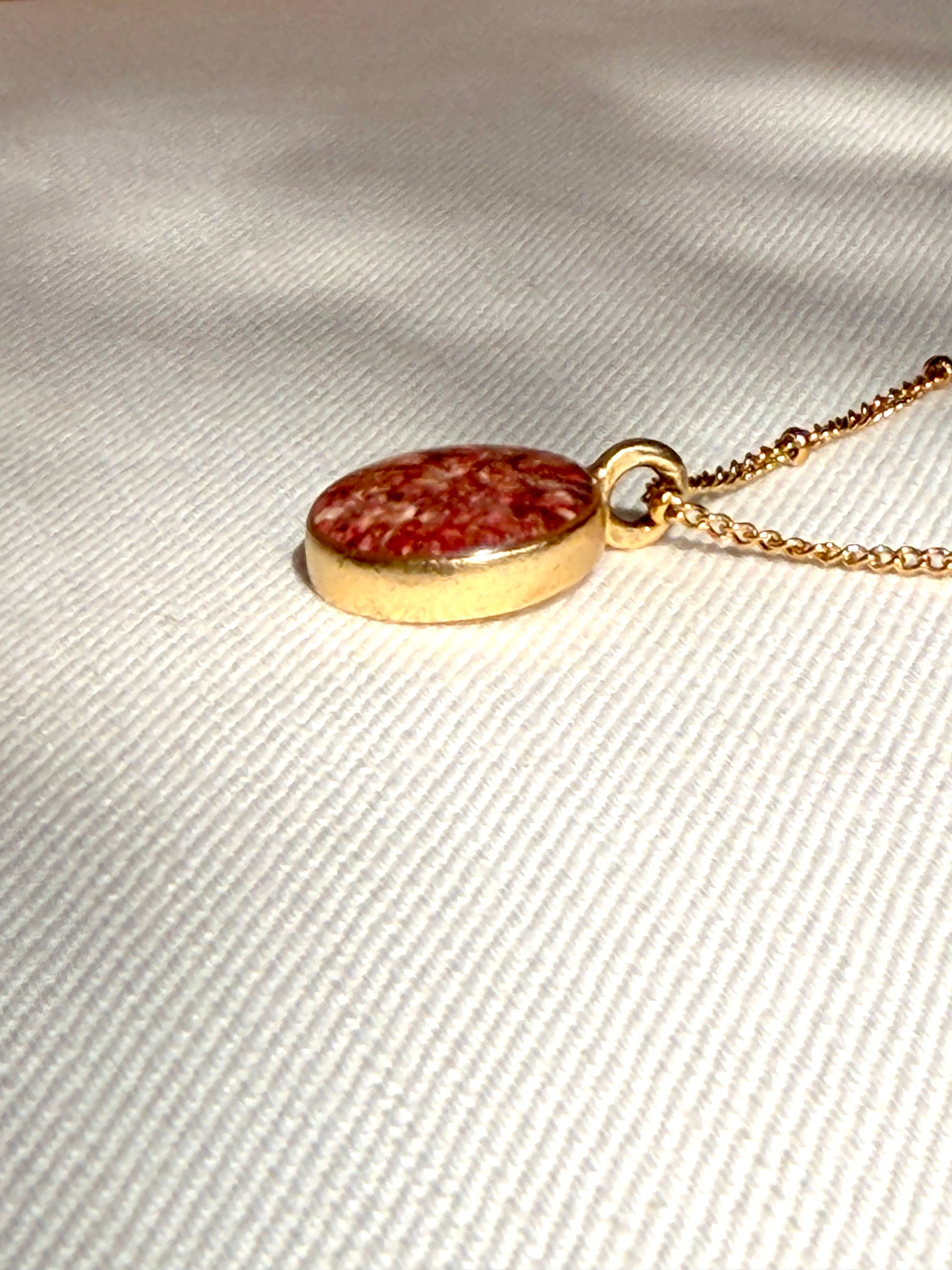 Detail van amarant in gouden botanische ronde hanger 24k verguld