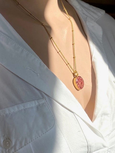 Ketting met echte roze rood amarant bloem in gouden hanger met ketting