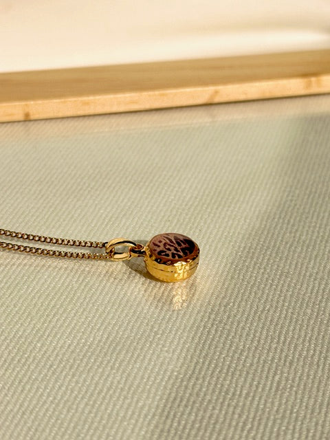 Minimalistische gouden botanische ketting met azalea detail van BeLeaf Art