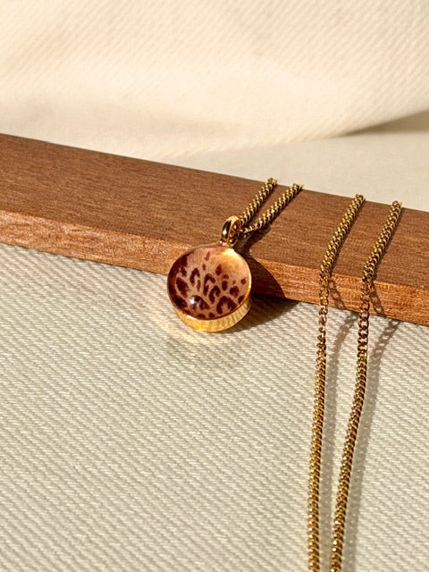 Klein gouden hangertje met botanisch detail van BeLeaf Art