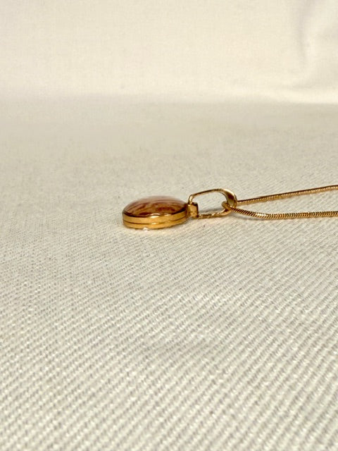 Kleine gouden hanger ,10 mm, met azalea bloem detail in roze tinten van BeLeaf Art