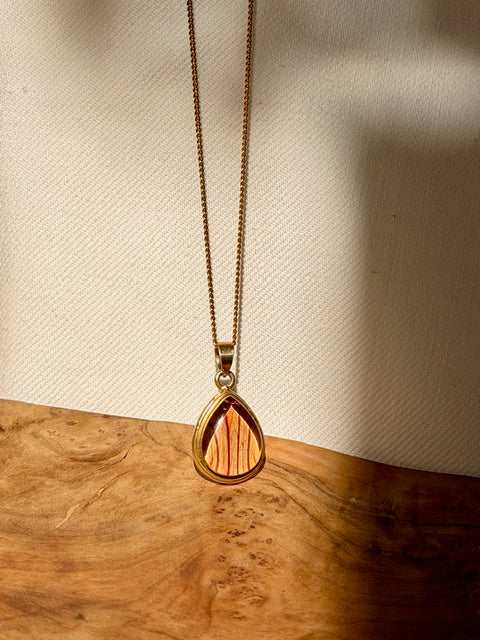 exclusieve vergulde bloem ketting met echte bloem in aardekleuren van BeLeaf Art