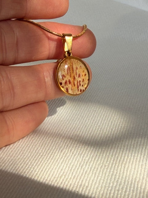 Minimalistische ketting met azalea hanger in zacht licht