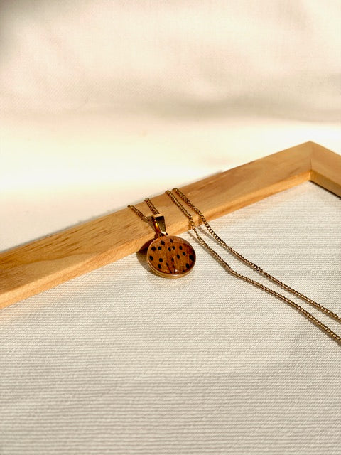 Handgemaakte gouden hanger met oranje tijgerlelie patroon BeLeaf Art
