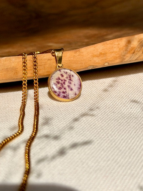 gold plated bloem sieraad met echte orchidee wit paars detail in resin van BeLeaf Art
