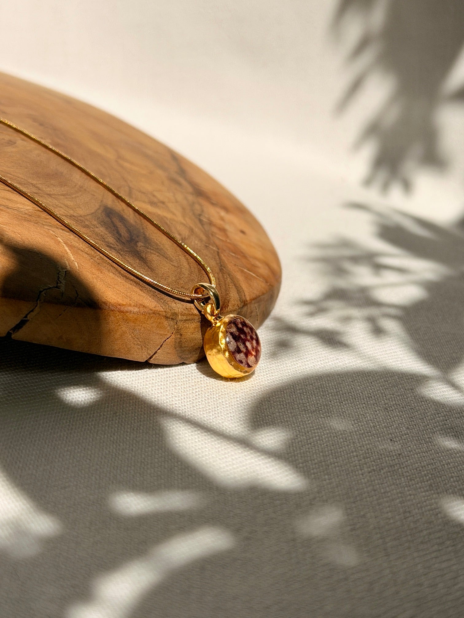 Handgemaakt botanical jewelry sieraad met gedroogde kievitsbloem in goudkleurige hanger