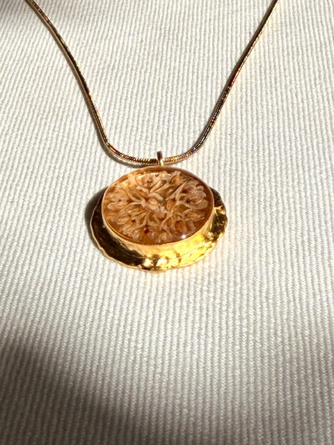 ronde-gouden hanger met echte bruidssluier bloem details BeLeaf Art