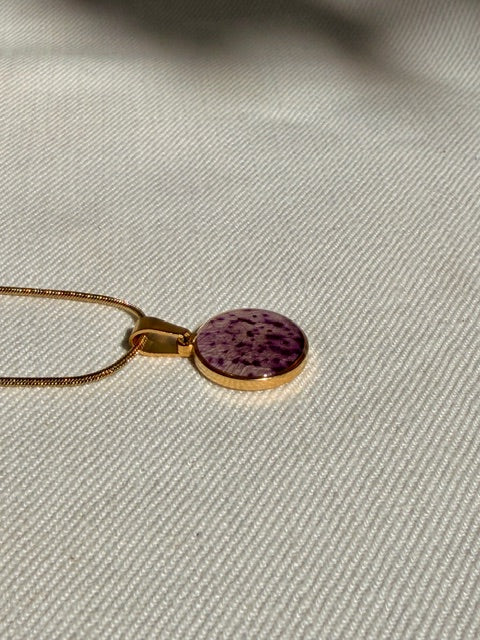 Minimalistische gouden ketting met botanisch orchidee detail
