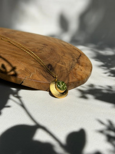Gehamerde 22k vergulde hanger met groen blad | 22 mm