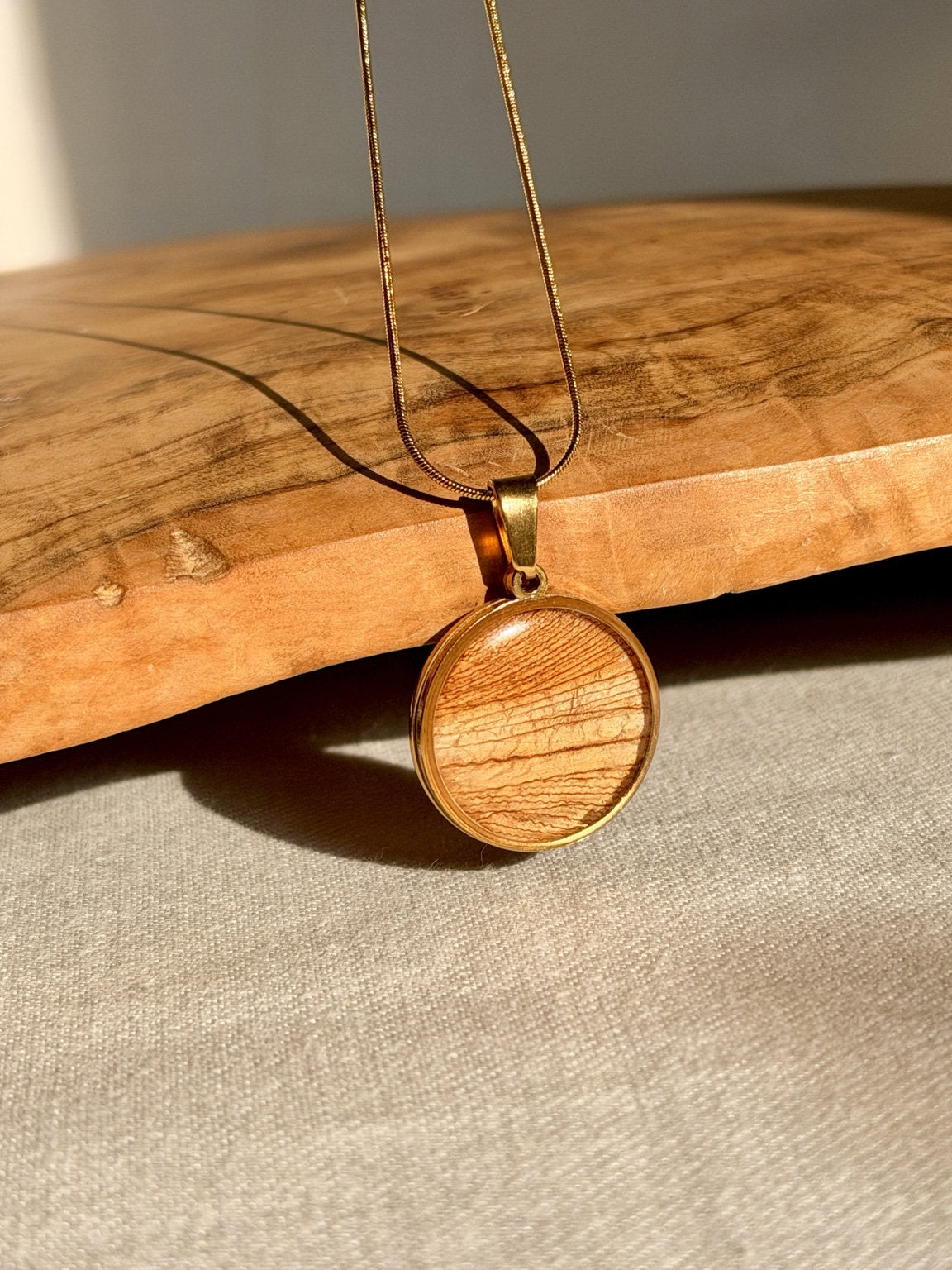 Goudkleurige ronde hanger met gedroogd tulpenblad in beige en bruin