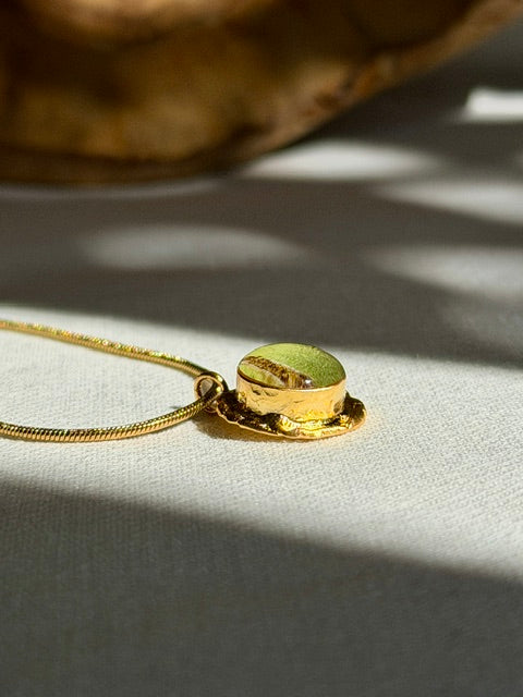 Groen varenblad in 22k vergulde hanger
