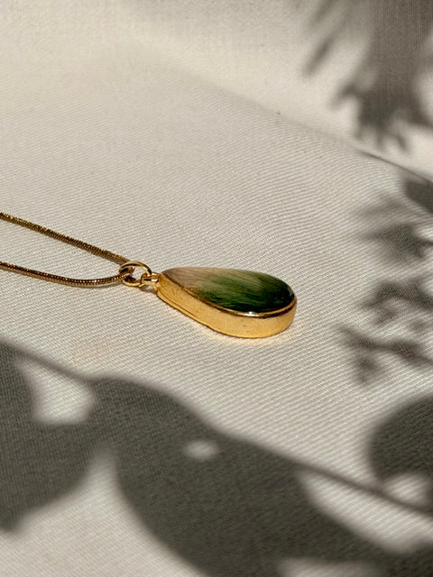 Handgemaakt botanical jewelry met gedroogde stokroos en subtiel kleurverloop zijaanzicht