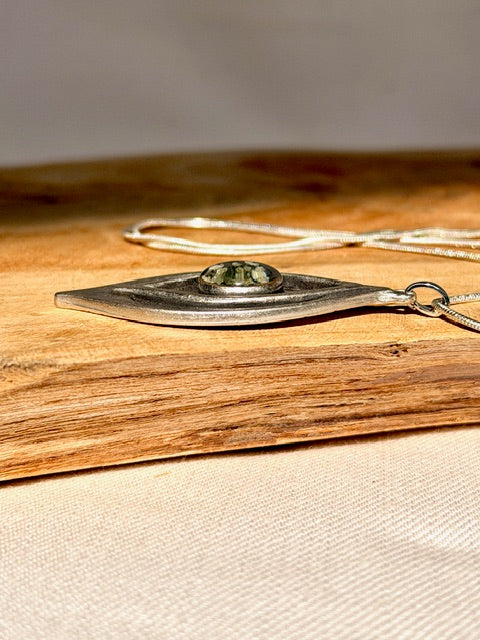 Bohemian botanische vrouwelijke hanger met witte schermbloem in verzilverde organische setting van BeLeaf Art