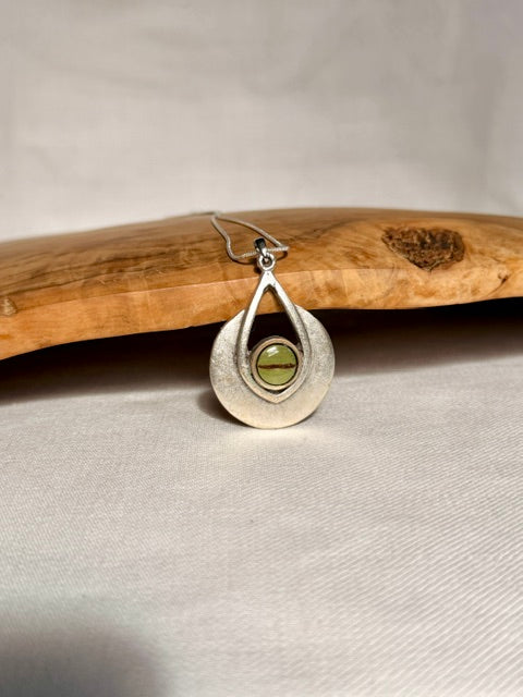 Zilveren statement hanger met groen varenblad en horizontale sporenlijn