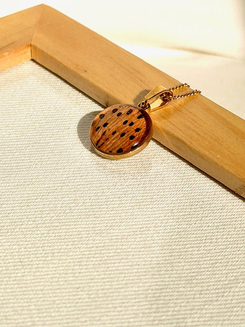 Gouden ketting met tijgerlelie hanger warm natuurlijk licht BeLeaf Art