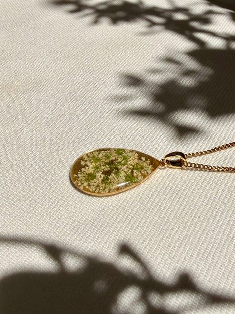 Goudkleurige druppelhanger met schermbloem | 18k gold plated