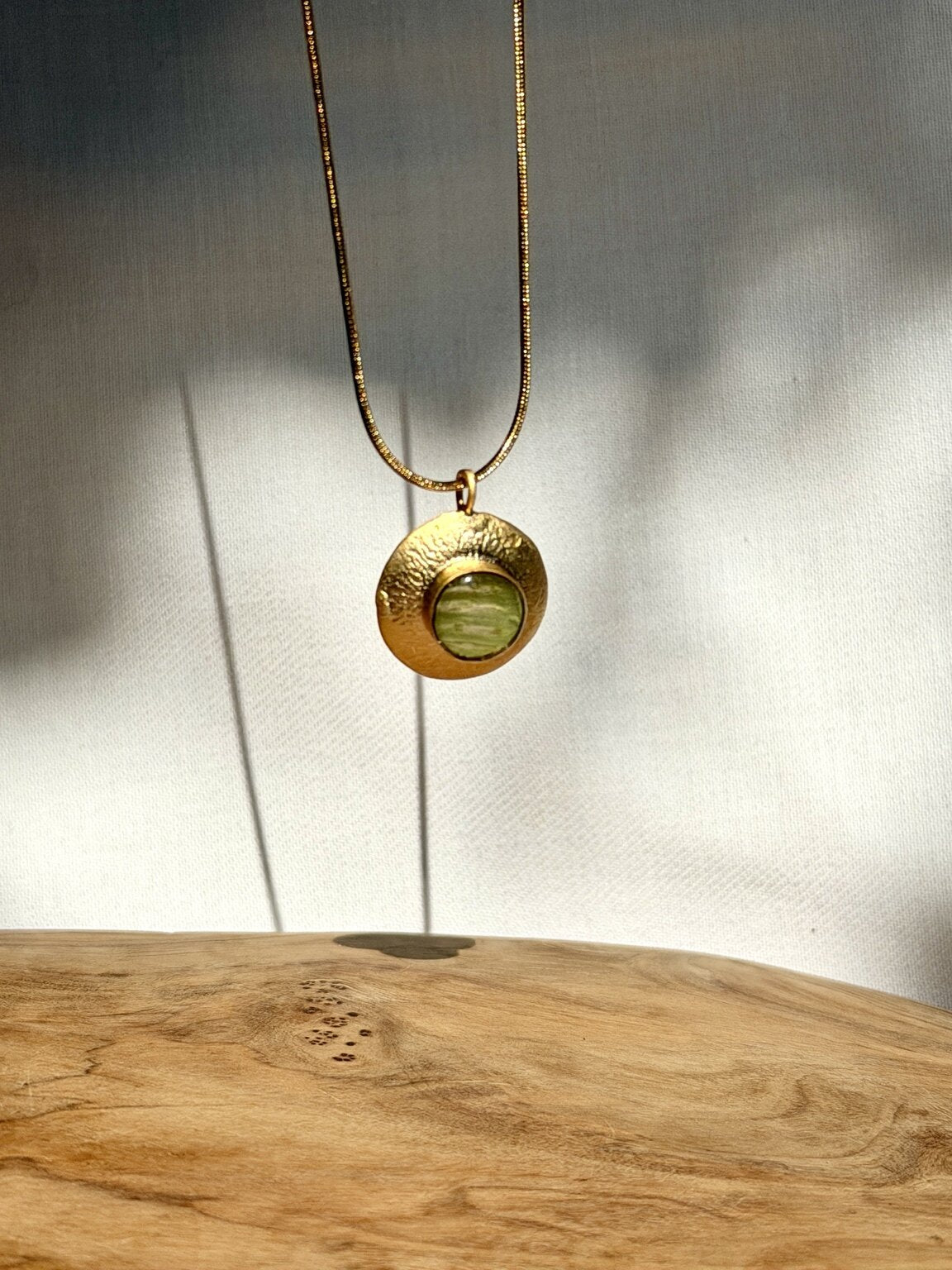 Botanische BeLeaf Art-ketting met echt groen varenblad in een vergulde hanger