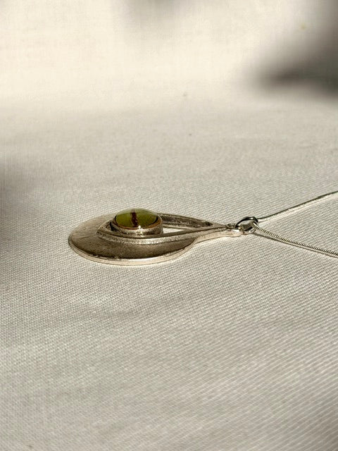 Opvallende zilveren hanger met detail van varen