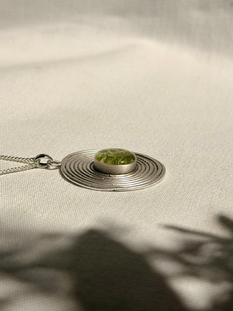Handgemaakte zilveren hanger met echte schermbloem en grafisch design